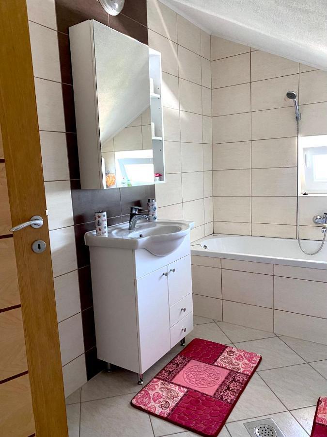 Bihać Big Apartment 3 Bedrooms מראה חיצוני תמונה