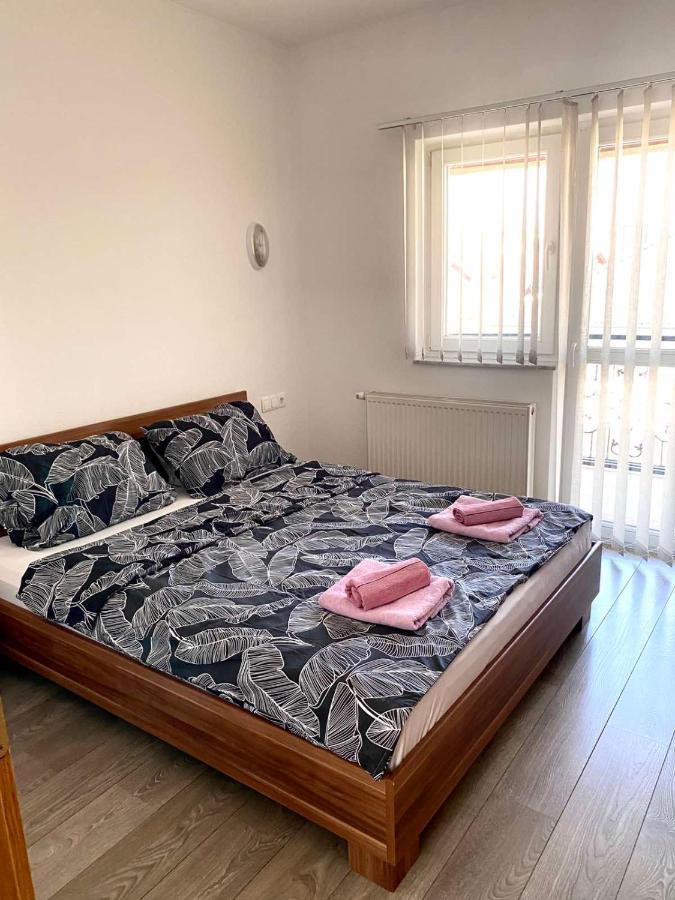 Bihać Big Apartment 3 Bedrooms מראה חיצוני תמונה